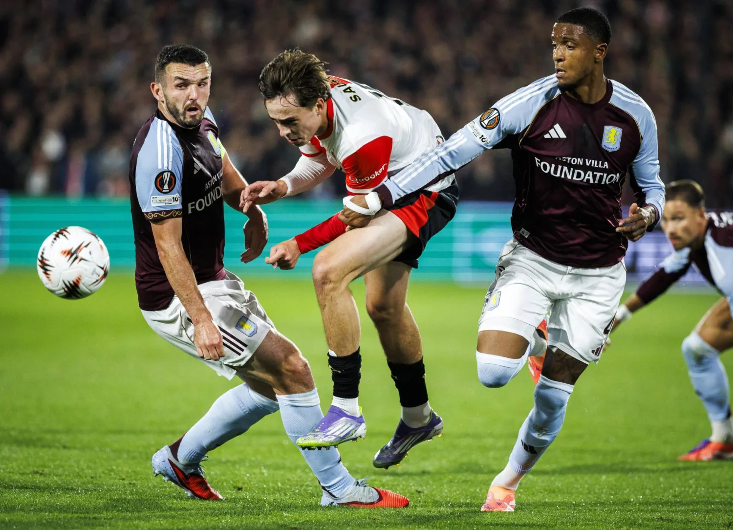 القنوات الناقلة لمباراة أستون فيلا وبازل في الدوري الاوروبي 11 ديسمبر 2025 